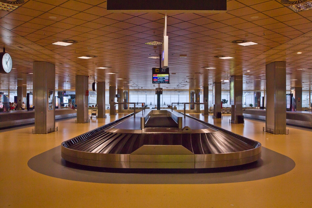 Pauschalreise Teneriffa Süd Flughafen Reisegepäck Gepäckband