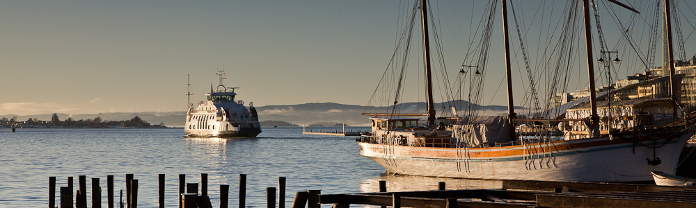 Segelschiff und Fähre im Hafen Oslo