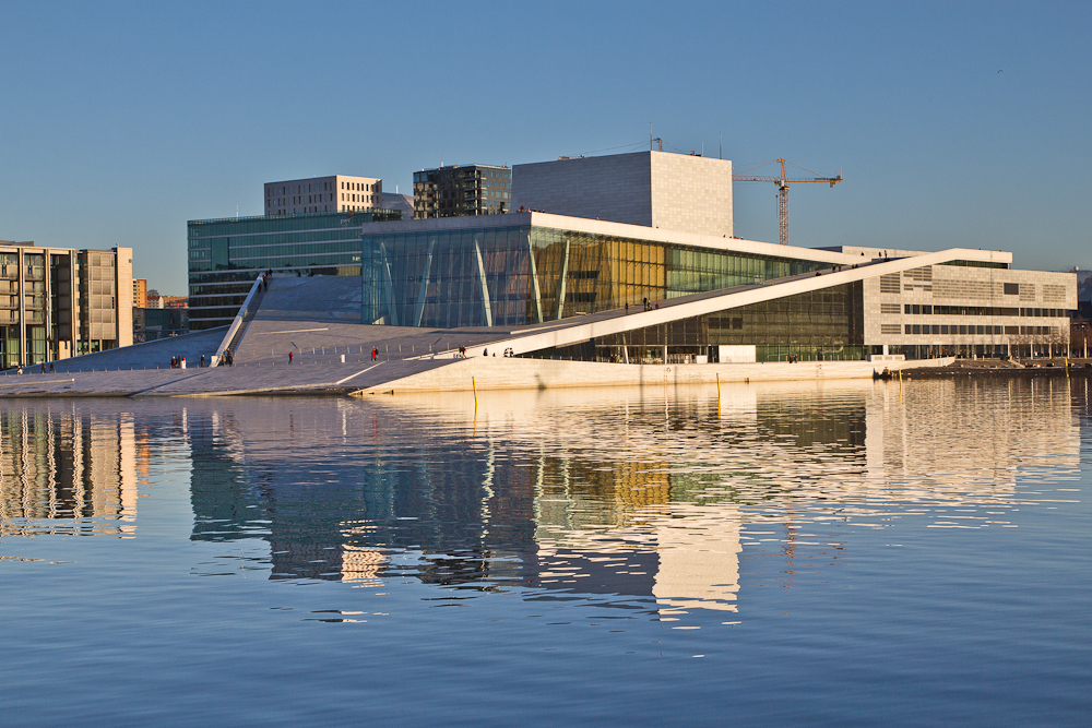 Opernhaus Oslo mit Spiegelung im Wasser