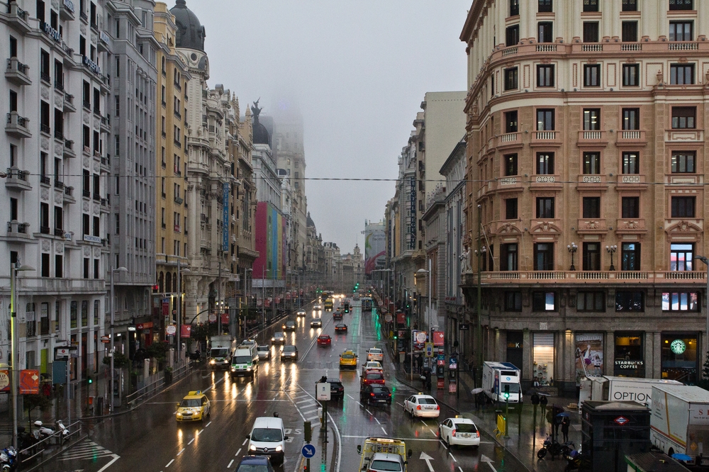 Aussicht bei Regen Gran Vía Madrid
