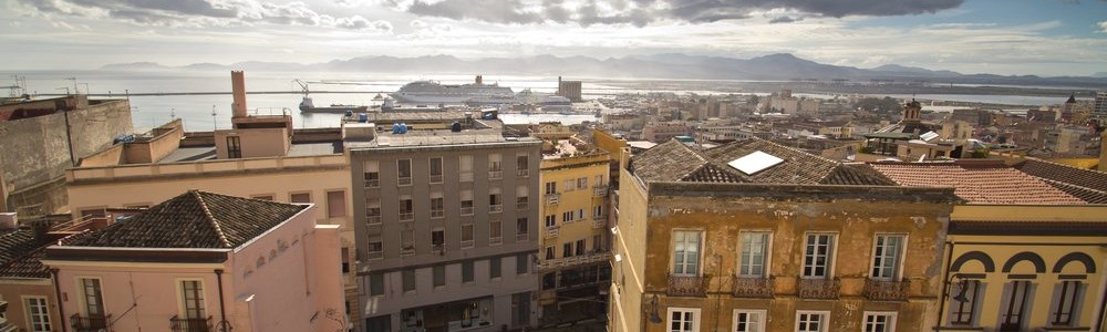 Ein Costa-Kreuzfahrtschiff in Cagliari, Sizilien