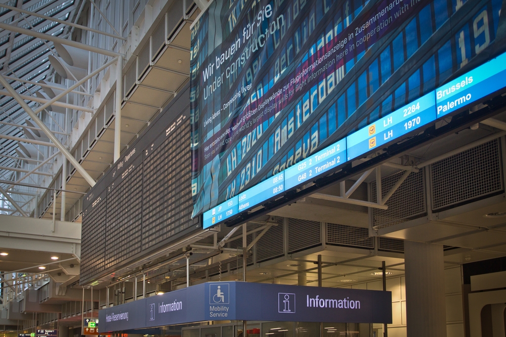 LED Anzeigetafel Flughafen München Airport Zentralbereich