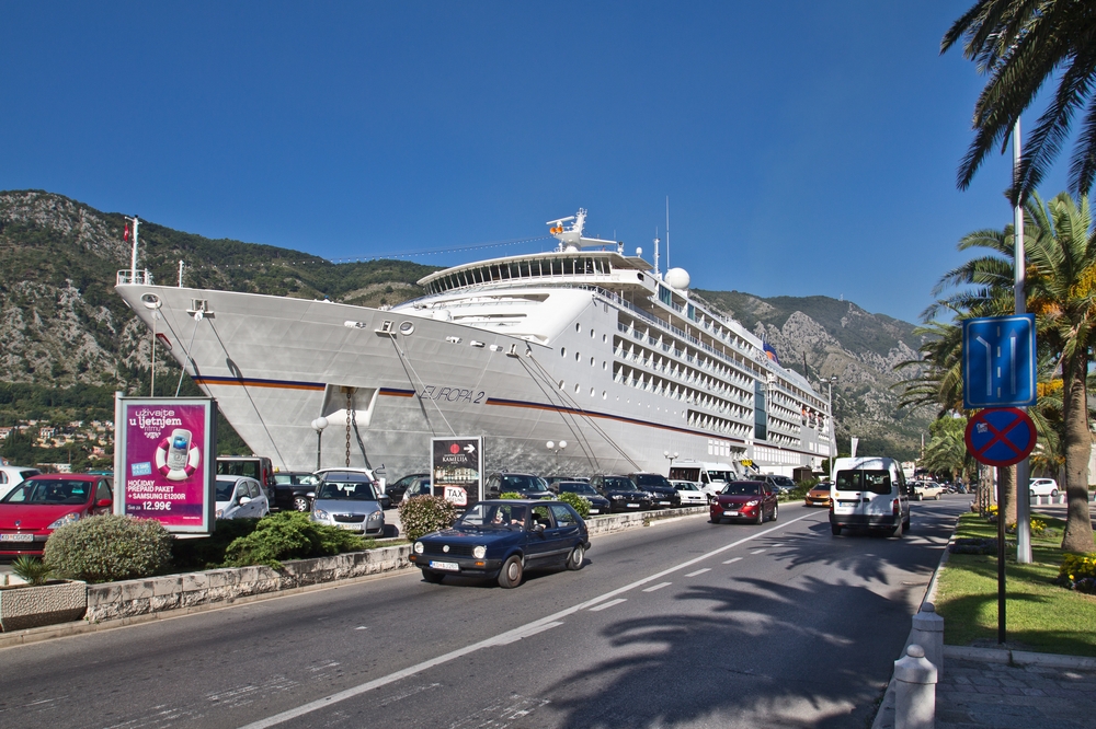 MS Europa 2 im Hafen von Kotor, Montenegro