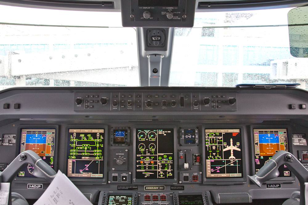 Cockpit Flightdeck Embraer 195 Air Dolomiti Bari 