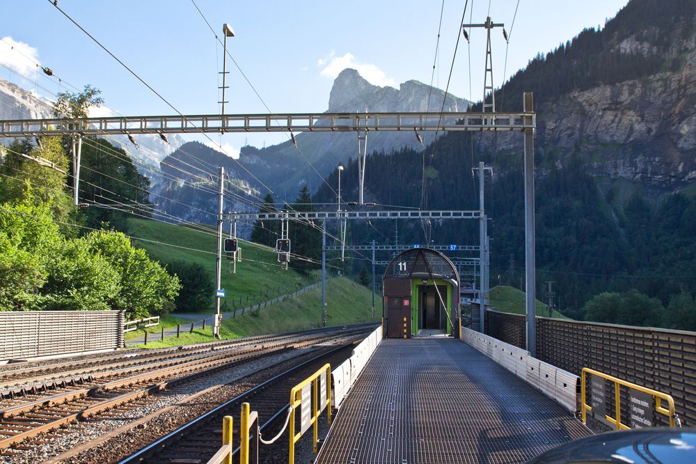 BLS Autoverlad Lötschbergtunnel Kandersteg Goppenstein