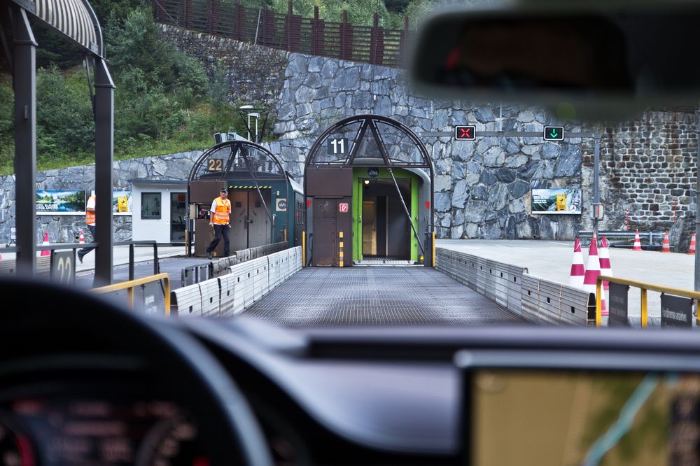 BLS Autoverlad Lötschbergtunnel Kandersteg Goppenstein