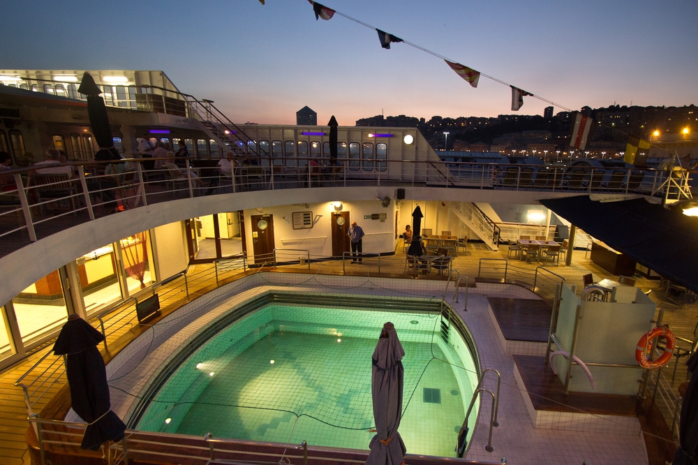 Pool MS Astor Kreuzfahrt Sonnenuntergang