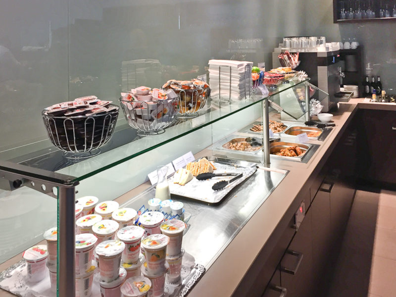 Hugo Junkers Lounge Flughafen Düsseldorf Buffet Essen