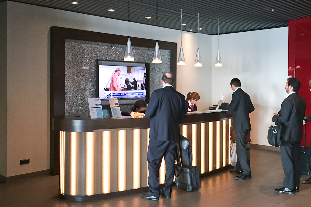 Hugo Junkers Lounge Flughafen Düsseldorf Empfang Rezeption Check-In