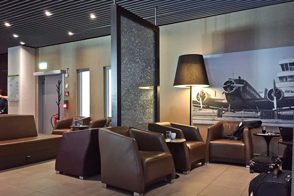 Hugo Junkers Lounge Flughafen Düsseldorf Sessel Sitzbereich